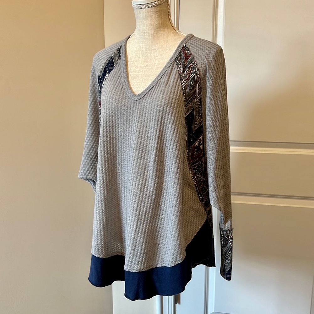 Umgee Hi-Lo Tunic Gray Base with Pretty Navy Red Green Print❤️GREAT CONDITION! - Picture 6 of 11